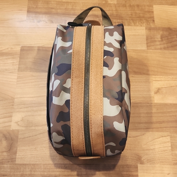 Toiletry Case - Picture 6 of 9